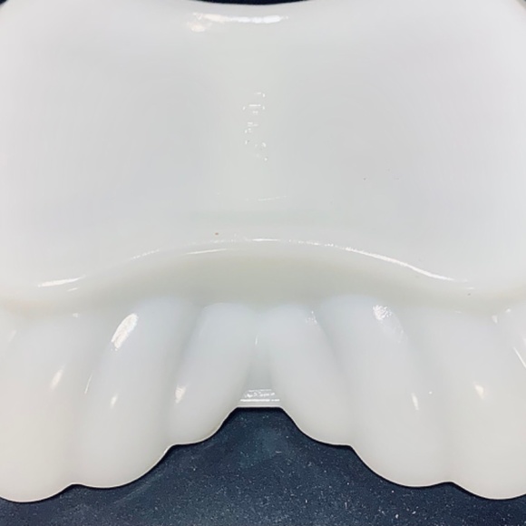 Vintage Avon Symmetrical Seashell Milk Glass Dish 1970's Vanity Dish. - Picture 8 of 10